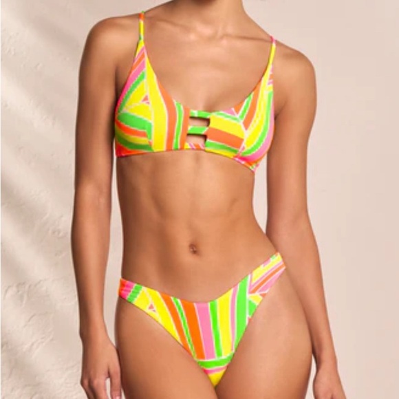 Maaji Magnetic Crate Sporty Bralette Bikini Top NWT size medium - Picture 2 of 3